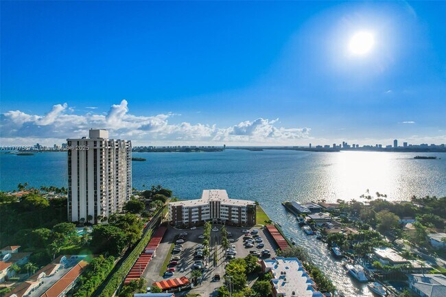 Foto del edificio - 1700 NE 105th St