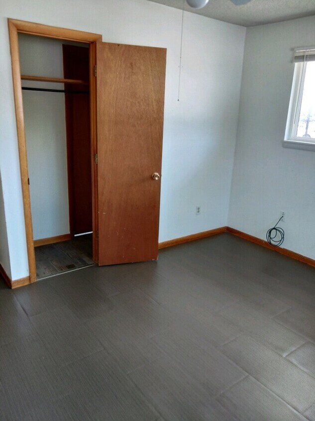 524 Neosho St Unit Apartment 2, Burlington, KS 66839 Room for Rent in