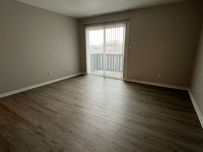 Building Photo - East Ridge Apartments - Remodeled 2 bedroom unit w/ Balcony