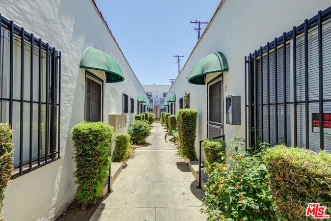 Building Photo - 324 E Esther St