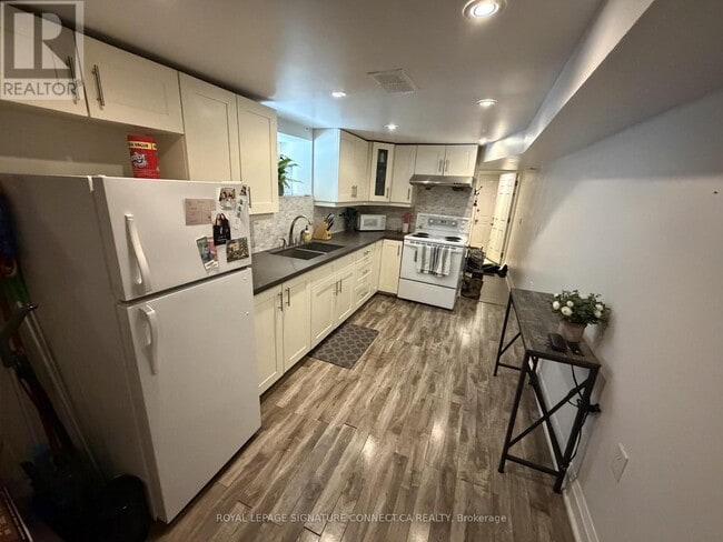 Building Photo - 3 Rolyat St