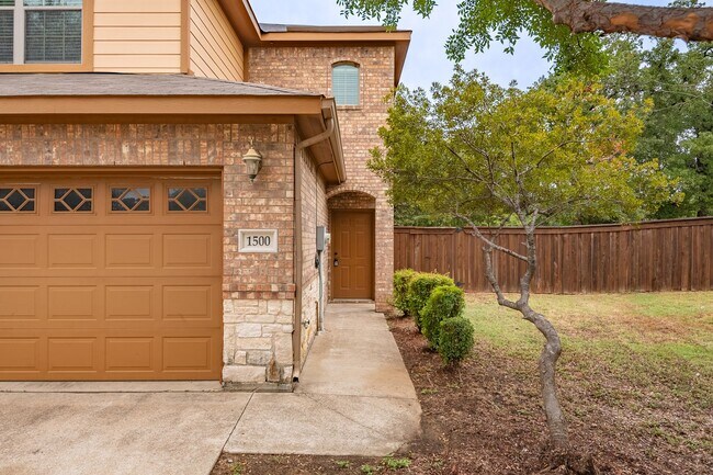 Foto del edificio - AVAILABLE NOW! BEAUTIFUL 3 BEDROOM TOWNHOU...