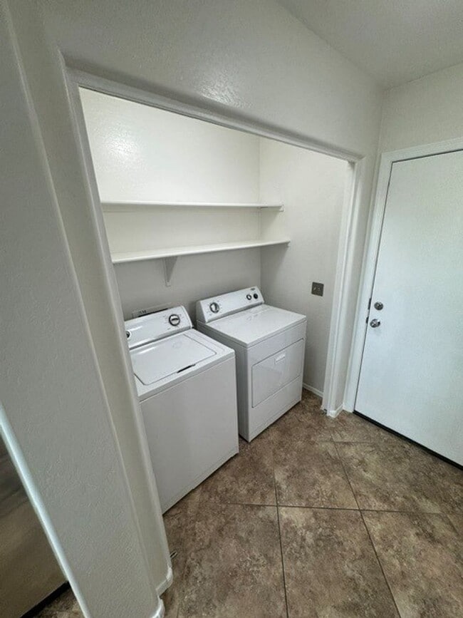 Building Photo - **STUNNING 3 BEDROOM/2.5 BATHROOM HOUSE IN LOCATED IN LYONS GATE (RAY & HIGLEY)**