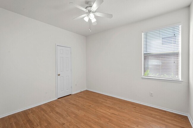 Building Photo - Charming 4 bedroom, 2 bathroom in Little Elm!