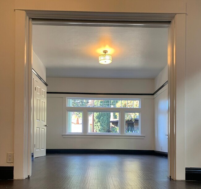 Building Photo - 1820 Echo Park Ave