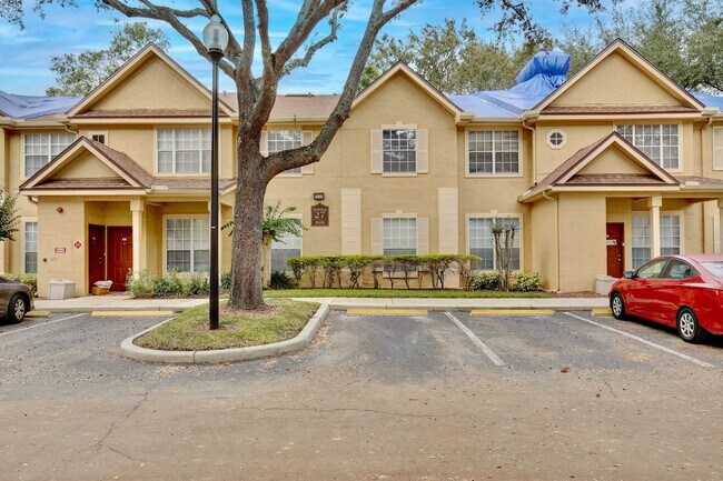Building Photo - Charming 1/1 Spacious Condo Located in Cre...
