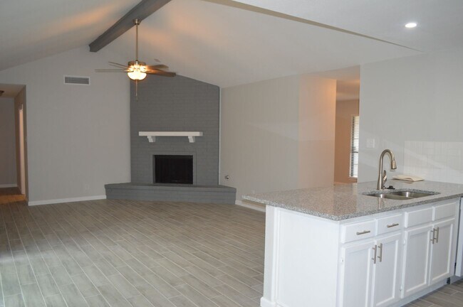 Foto del edificio - Gorgeous, Spacious 4 bed 2 bath