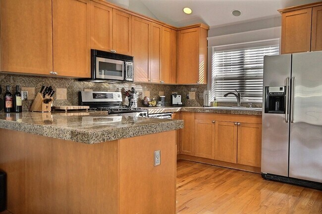 Foto del edificio - Corner lot Townhome -Incredible find in north Capitol Hill!