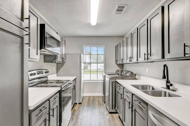 Building Photo - 6685 Lexington Dr