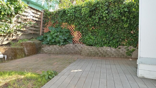 quiet back yard deck & patio - 625 Morgan Ave