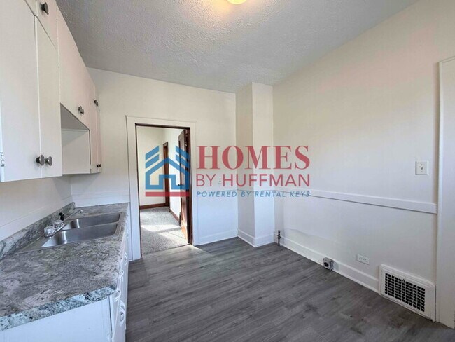 Foto del edificio - Three Bedroom House | Now Available