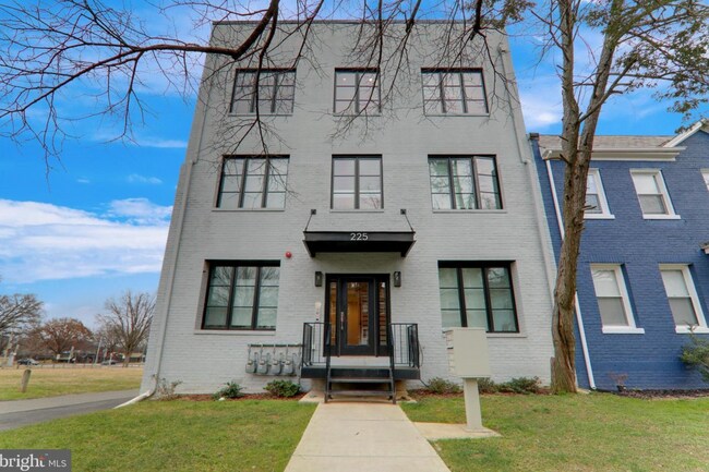 Building Photo - 225 20th St NE
