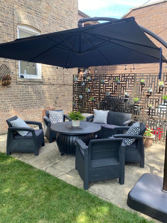 Shared Outdoor Space - 3657 N Hoyne Ave