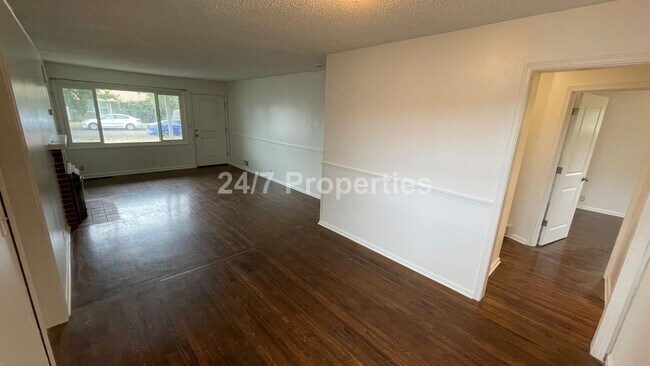 Foto del edificio - Spacious 4 BD | 2 BA with Backyard - Gladstone