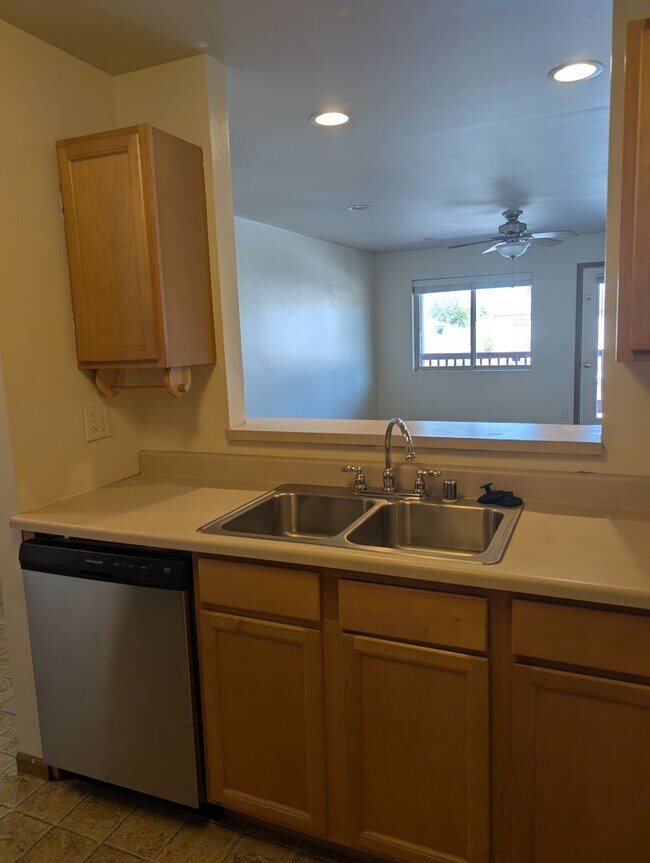 Building Photo - Lovely 2 bedroom 1.5 bath Condo!