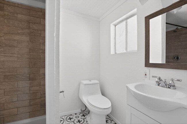 Foto del edificio - **50% Off First Month's Rent!**Newly Renovated 3 Bed / 2 Bath Home with Hardwood Floors & Spaciou...