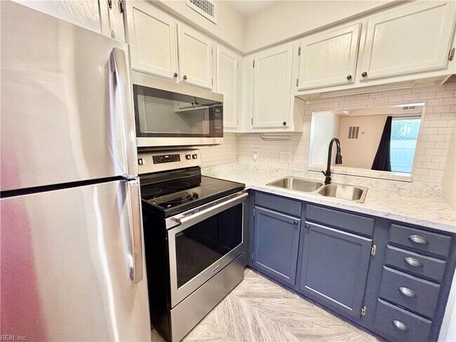 Building Photo - Gorgeous Condo in Willoughby Beach