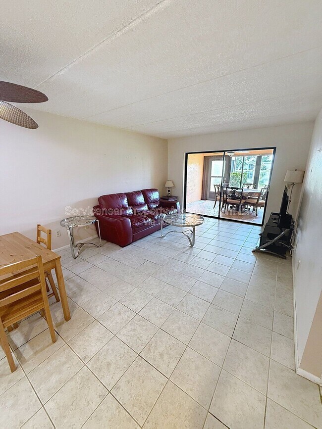 Building Photo - 217 Woodlake Wynde