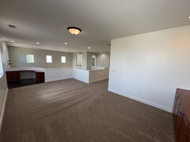 Building Photo - NW Visalia home available now!