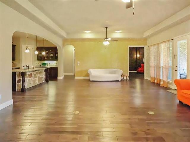 Foto del edificio - 4815 Livingston Dr