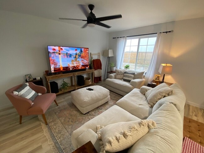 Building Photo - Beautiful 3 bed 2.5 bath Townhome
