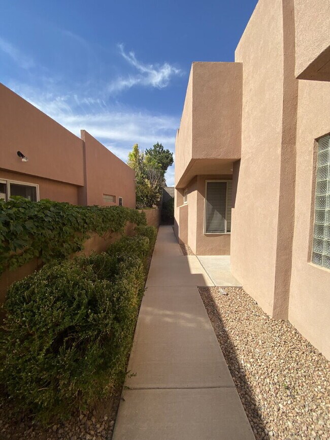 Foto del edificio - Gated Community - 2BR/Office