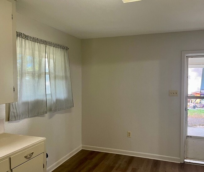 Building Photo - Port Allen-Great Location near historic downtown with new finishings!
