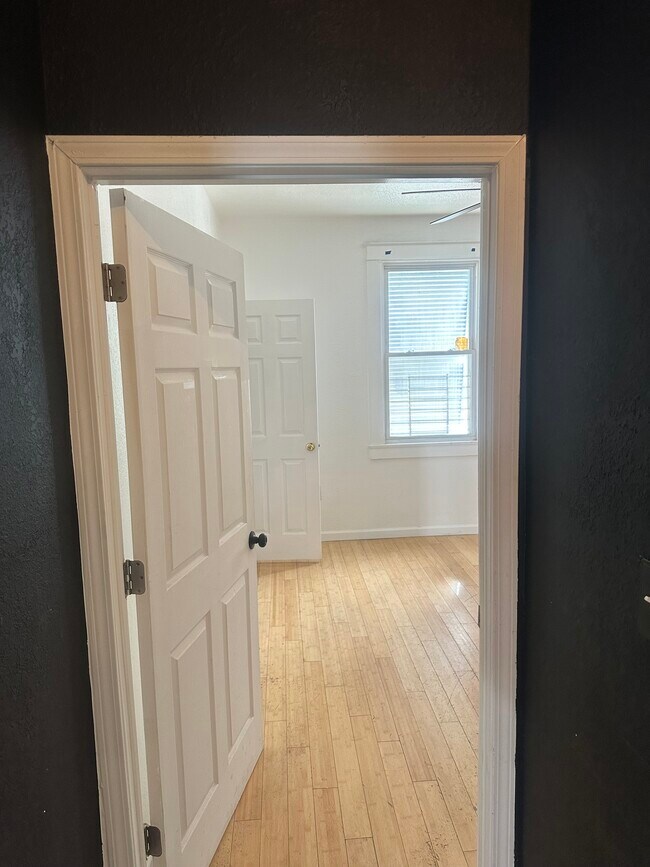 Foto del edificio - 1640 Poland Ave