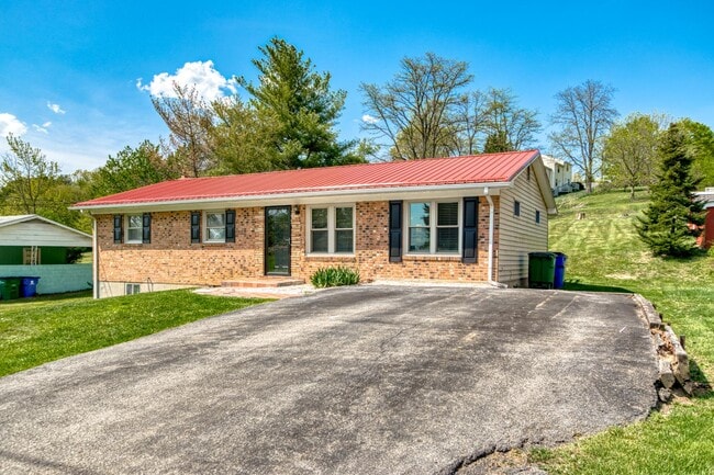 Building Photo - 690 North Dr