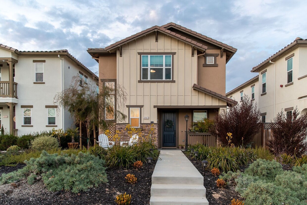 Primary Photo - Newer 3 Bed, 2.5 Bath Sea Haven Home for L...