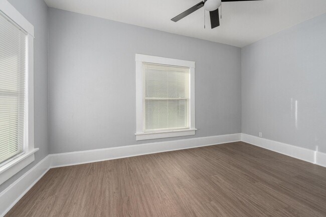 Building Photo - 221 N Elizabeth St