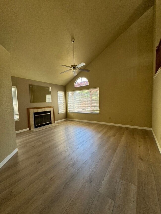 Building Photo - Beautiful home 4Bedrooms and 3Baths.