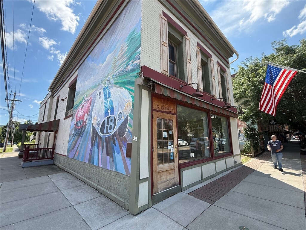 Foto principal - 101 E 2nd St