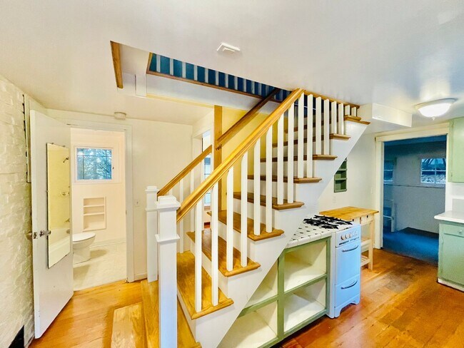 Foto del edificio - Secluded 2 Bedroom House in Maple Leaf!