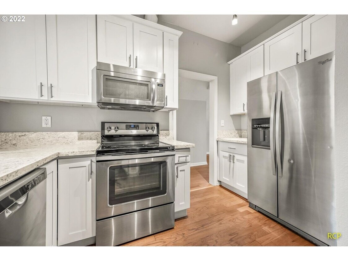 Victorian-style apartment available in the serene SW Hills - Victorian-style apartment available in the serene SW Hills