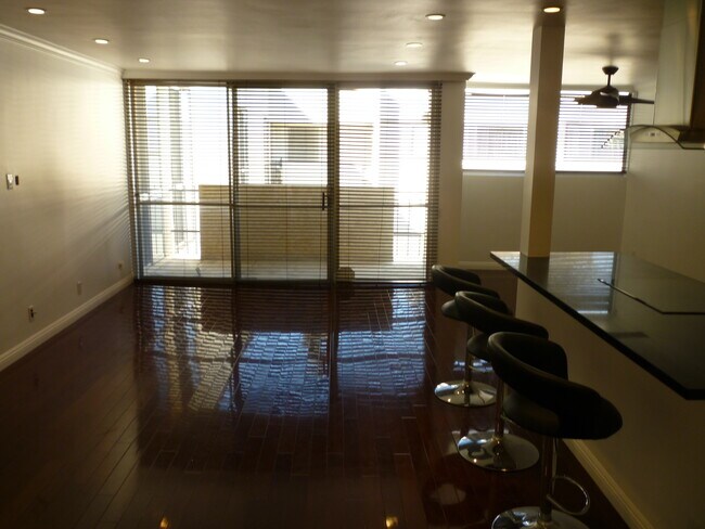Living / Balcony - 1015 N Kings Rd