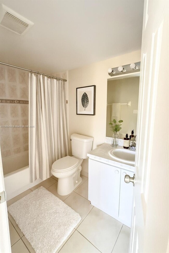 Building Photo - 666 W 81st St