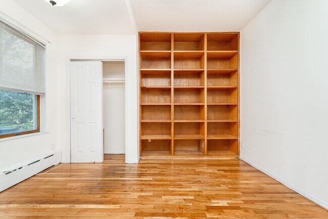 Building Photo - 4020 Ditmars Blvd