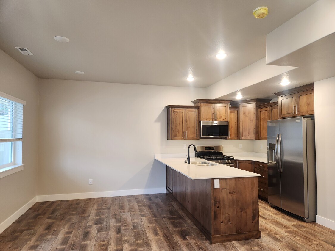 Building Photo - 1204 W Canterbury Cir