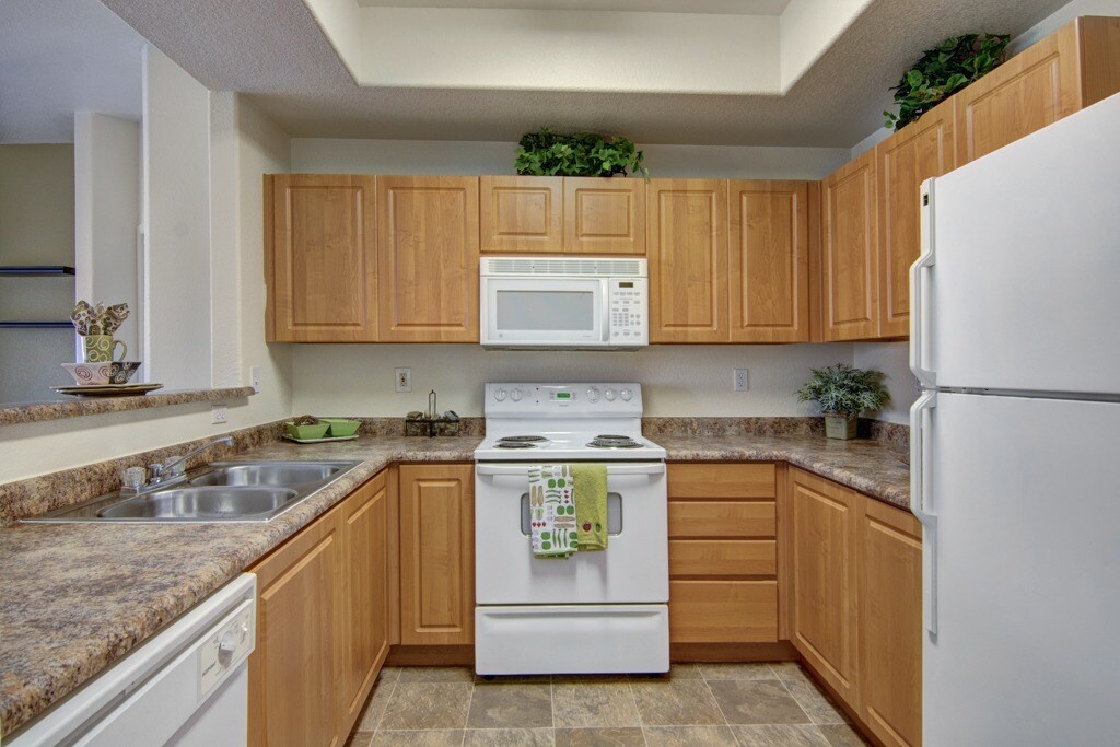 Apartamentos Arezzo - amplia cocina con muebles de madera - Arezzo