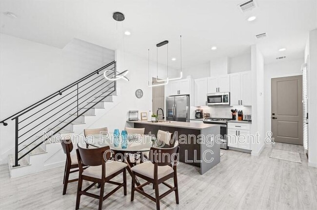 Building Photo - 6825 Cadillac St