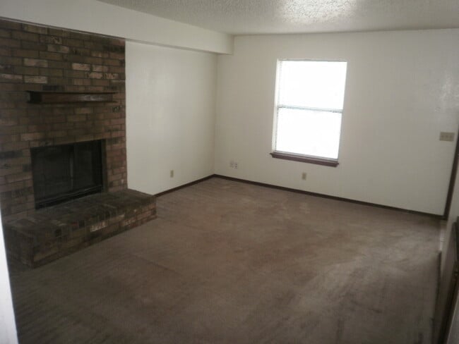 Building Photo - 224-226 Skylark Ct