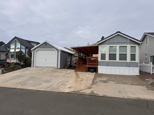 Building Photo - BRING YOUR ATV - JUST MINUTES FROM THE DUNES!