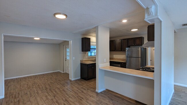Building Photo - 2128 La Valle Dr