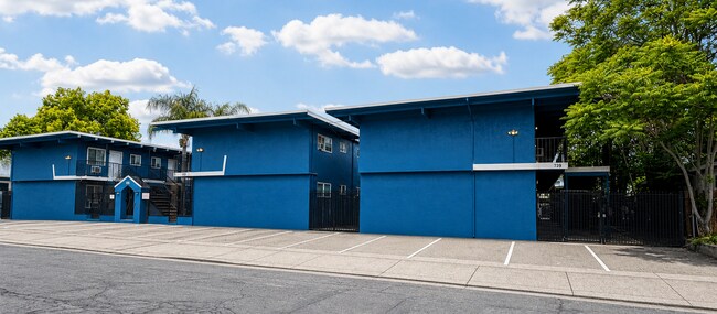 Foto del edificio - Corner & 1st Floor - Location, location, location! Become the newest neighbor at Palm Garden Apar...