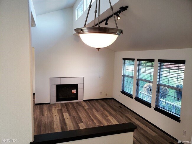 Building Photo - 3 br, 2.5 bath House - 13017 Southeast 279...