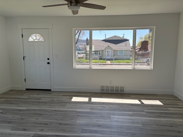 Foto del edificio - Newly remodeled house near the mall