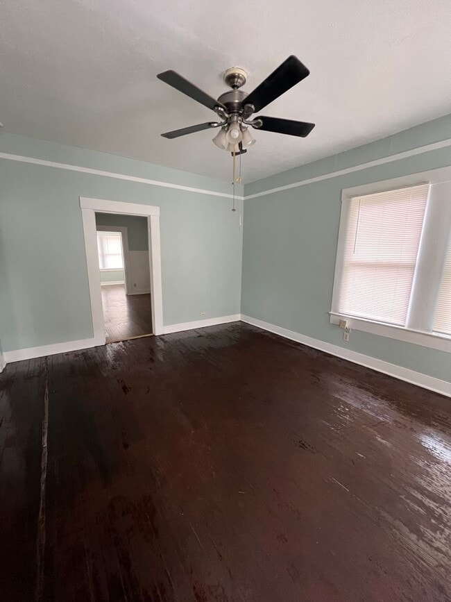 Building Photo - 2/1 Cottage in Great Location!