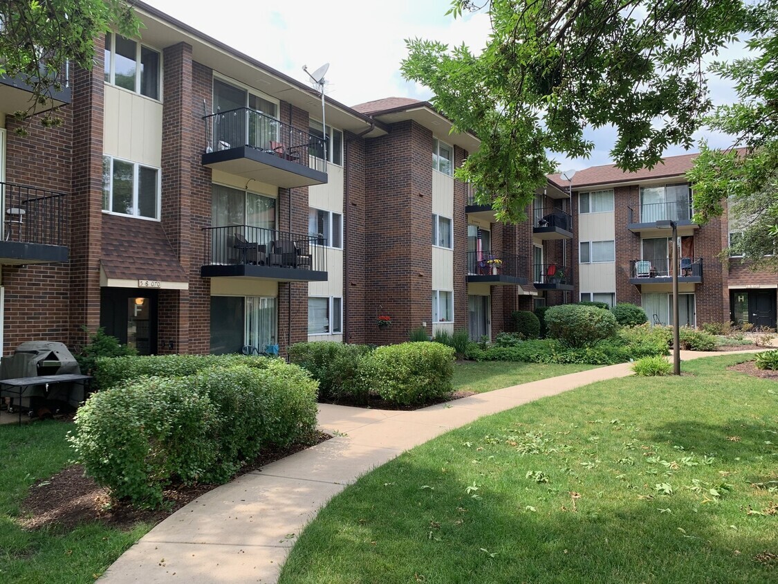 Foto principal - 5S070 Pebblewood Ln
