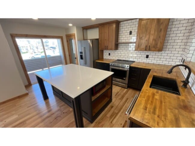 Building Photo - Beautiful updated Townhome with lots of natural light!